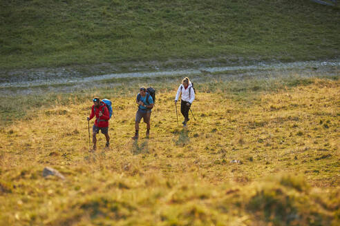 Freunde mit Rucksäcken beim Wandern auf dem Berg, Mutters, Tirol, Österreich - CVF02160