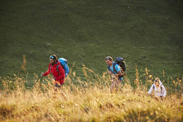 Wanderer mit Rucksäcken auf Berg, Mutters, Tirol, Österreich - CVF02161