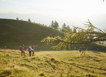 Wanderer, der auf Freunde zeigt, die auf einem Berg stehen, Mutters, Tirol, Österreich - CVF02166