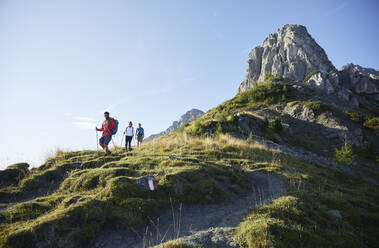 Wanderer beim Abstieg vom Berg vor einem klaren Himmel, Mutters, Tirol, Österreich - CVF02170