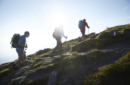 Wanderer beim Bergsteigen an einem sonnigen Tag, Mutters, Tirol, Österreich - CVF02171