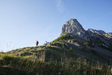 Wanderer auf Berg vor blauem Himmel, Mutters, Tirol, Österreich - CVF02172