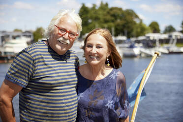 Happy senior couple enjoying sunny day - RHF02636