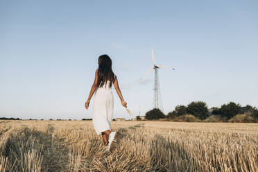 Frau mit Weizenernte auf einem Feld - SIF00354