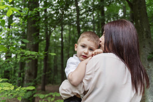 Mutter küsst Sohn im Wald - OSF00700