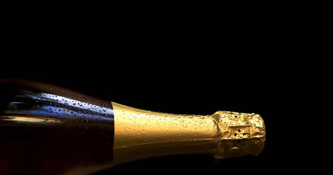 Studioaufnahme einer gekühlten Flasche Champagner - JTF02145