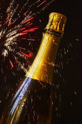 Champagnerflasche gegen explodierendes Feuerwerk - JTF02147