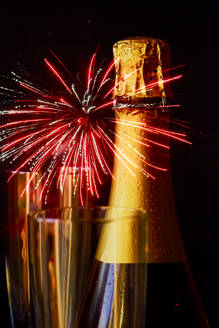 Champagnerflasche gegen explodierendes Feuerwerk - JTF02148