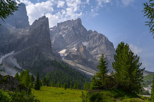 Majestätische Berge vor dem Himmel im Park Pale di San Martino, Trentino, Italien - LOMF01347