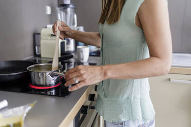 Mature woman preparing food in kitchen at home - RFTF00301