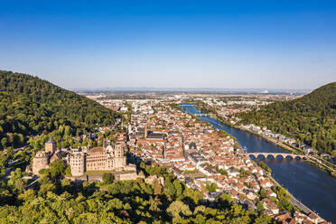 Deutschland, Baden-Württemberg, Heidelberg, Luftaufnahme des Heidelberger Schlosses und der umliegenden Altstadt - WDF07015