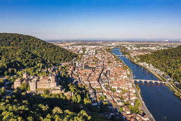 Deutschland, Baden-Württemberg, Heidelberg, Luftaufnahme des Heidelberger Schlosses und der umliegenden Altstadt - WDF07016