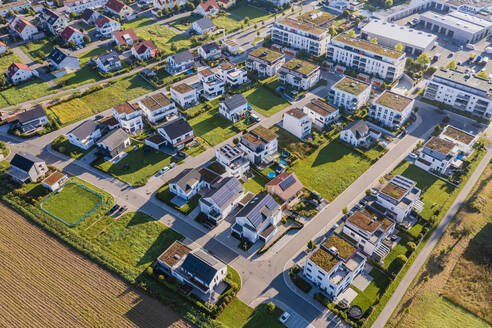 Deutschland, Baden-Württemberg, Holzgerlingen, Luftaufnahme eines modernen Vorortes - WDF07019