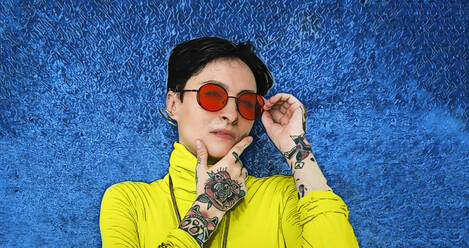 Tattooed hipster woman wearing sunglasses - OIPF02342