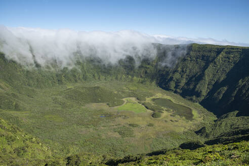 Portugal, Azoren, Wolken, die sich in eine riesige grüne Caldera ergießen - HLF01307