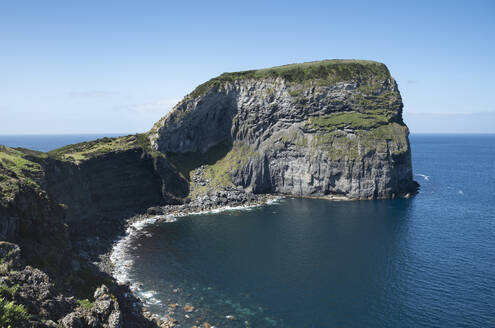 Portugal, Azoren, Morro de Castelo Branco Klippe auf der Insel Faial - HLF01311