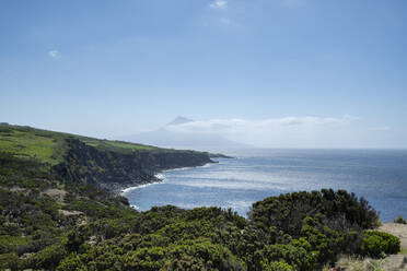 Portugal, Azoren, Küstenlinie der Insel Faial - HLF01312