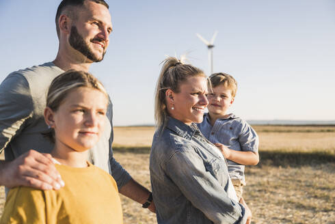 Confident family looking at distance - UUF27140