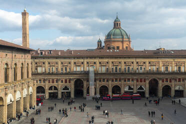 Italien, Emilia-Romagna, Bologna, Piazza Maggiore und Fassade des Palazzo dei Banchi - TAMF03434