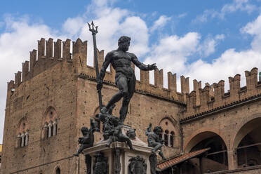 Italien, Emilia-Romagna, Bologna, Neptunbrunnen auf der Piazza del Nettuno - TAMF03435