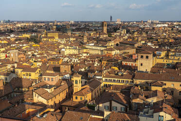 Italien, Emilia-Romagna, Bologna, Altstadt in der Abenddämmerung - TAMF03436