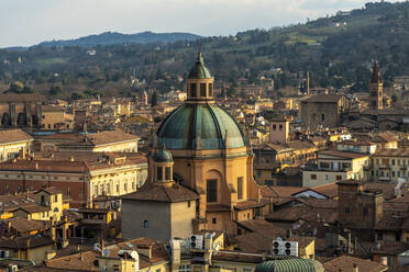 Italien, Emilia-Romagna, Bologna, Kuppel der Wallfahrtskirche Santa Maria Della Vita und umliegende Gebäude der Altstadt - TAMF03437