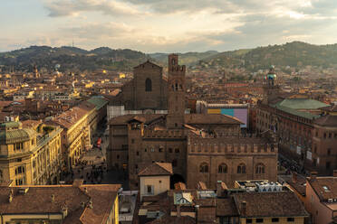 Italien, Emilia-Romagna, Bologna, Palazzo Re Enzo, Basilika San Petronio und umliegende Gebäude der Piazza Maggiore in der Abenddämmerung - TAMF03439