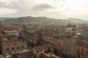 Italien, Emilia-Romagna, Bologna, Gebäude rund um den historischen Platz Piazza Maggiore bei Sonnenuntergang - TAMF03441