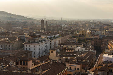 Italien, Emilia-Romagna, Bologna, Altstadt in der Abenddämmerung - TAMF03442