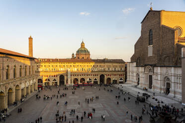 Italien, Emilia-Romagna, Bologna, Piazza Maggiore mit Basilika San Petronio und Fassade des Palazzo dei Banchi in der Abenddämmerung - TAMF03447