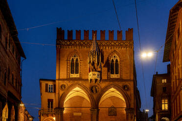 Italien, Emilia-Romagna, Bologna, Fassade des Palazzo della Mercanzia bei Nacht - TAMF03448