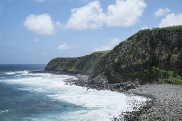 Portugal, Azoren, Steilküste der Insel Terceira im Sommer - HLF01315