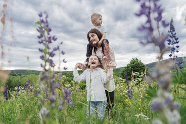 Frau mit Tochter und Sohn in Wildblumenwiese - OSF00789