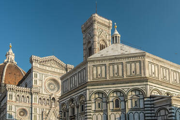 Italien, Toskana, Florenz, Verziertes Äußeres der Kathedrale von Florenz - TAMF03453