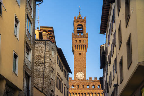 Italien, Toskana, Florenz, Häuser vor dem Palazzo Vecchio - TAMF03456