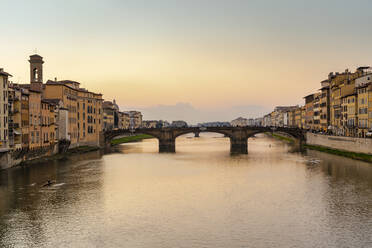 Italien, Toskana, Florenz, Fluss Arno und Dreifaltigkeitsbrücke in der Abenddämmerung - TAMF03461