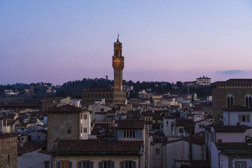 Italien, Toskana, Florenz, Glockenturm des Palazzo Vecchio und umliegende Häuser in der Abenddämmerung - TAMF03462