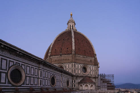 Italien, Toskana, Florenz, Kuppel der Kathedrale von Florenz in der Abenddämmerung - TAMF03463