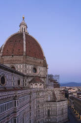 Italien, Toskana, Florenz, Kuppel der Kathedrale von Florenz in der Abenddämmerung - TAMF03464