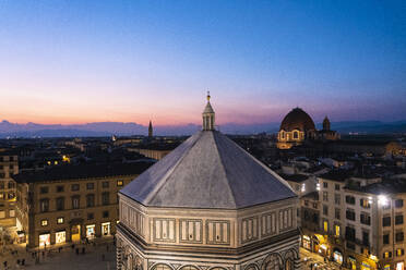 Italien, Toskana, Florenz, Kuppel des Baptisteriums von Saint John in der Abenddämmerung - TAMF03468
