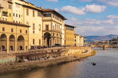 Italien, Toskana, Florenz, Menschenansammlung an der Arno-Promenade - TAMF03470