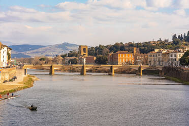 Italien, Toskana, Florenz, Fluss Arno und Dreifaltigkeitsbrücke in der Abenddämmerung - TAMF03471