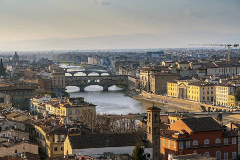 Italien, Toskana, Florenz, Fluss Arno und umliegende Gebäude - TAMF03474