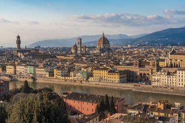 Italien, Toskana, Florenz, Fluss Arno mit der Kathedrale von Florenz und umliegenden Gebäuden im Hintergrund - TAMF03475