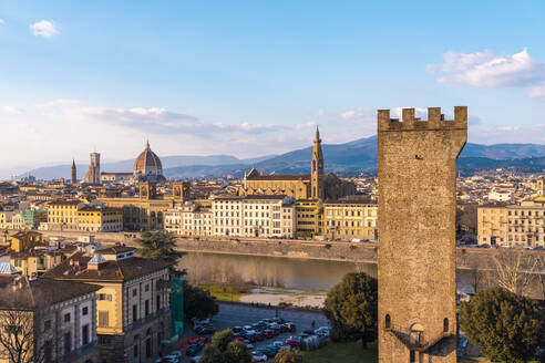 Italien, Toskana, Florenz, Fluss Arno und umliegende Gebäude mit dem Turm von San Niccolo im Vordergrund - TAMF03479