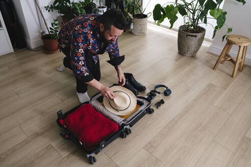 Älterer Mann packt Koffer zu Hause - ASGF02686