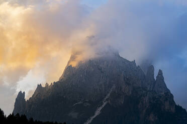 Italien, Trentino-Südtirol, Wolken umhüllen Gipfel der Pale di San Martino - LOMF01348