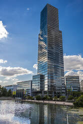 Deutschland, Nordrhein-Westfalen, Köln, Ufer des MediaPark Sees und Kölner Turm - MHF00628