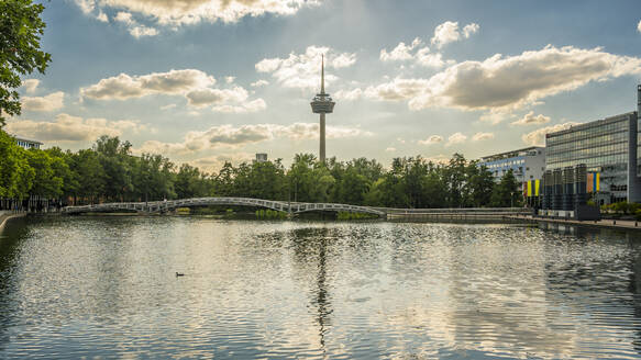 Deutschland, Nordrhein-Westfalen, Köln, MediaPark See in der Abenddämmerung mit Colonius-Turm im Hintergrund - MHF00629