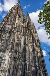 Germany, North Rhine-Westphalia, Cologne, Low angle view of Cologne Cathedral - MHF00630